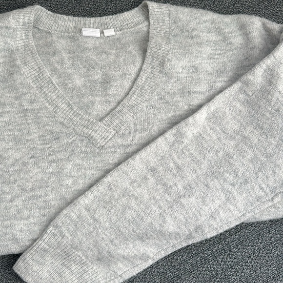 Gap Soft Relax Fit V-Neck Gray Cozy Sweater Women Size Medium Pullover Teacher - Picture 3 of 10